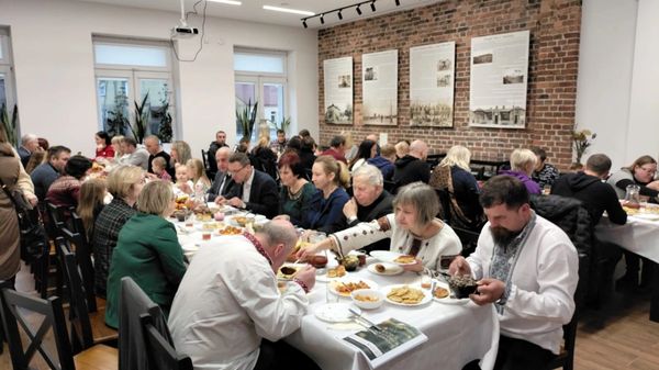 Refugees gathering for dinbery