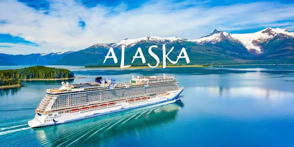Crucero navegando en aguas de Alaska con montañas nevadas.