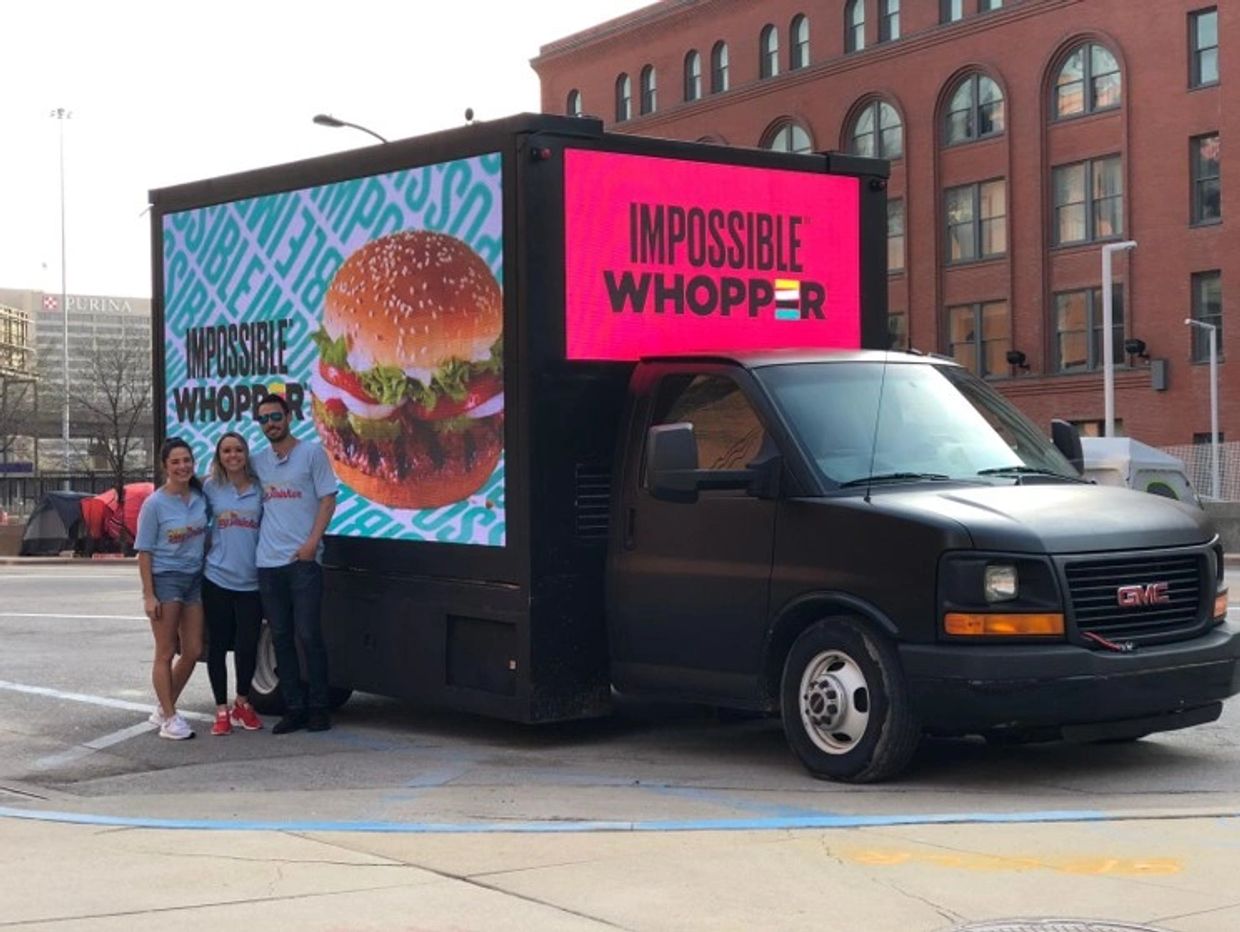 midia DOOH truck painel de led no aeroporto de congonhas sp