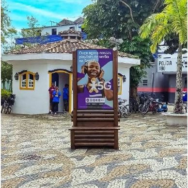 circuito de midia DOOH mobiliario urbano estatico e digital em são sebastião 