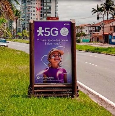 circuito de midia DOOH mobiliario urbano estatico e digital em camuri e juquehy
