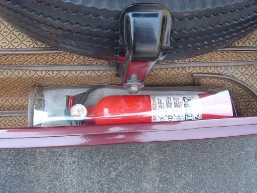 141_Fire_Extinguisher_in_rear_of_trunk.JPG