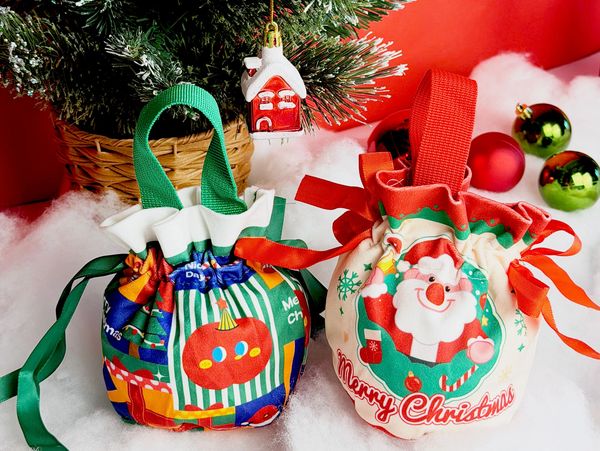 Velvet Christmas gift bag set packed in a hand-carry velvet bag 。