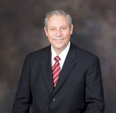 Tiến sĩ Dược Ed Lieskovan - Nhà nghiên cứu Alka Gluta bổ sung Collagen và hàng hoạt dưỡng chất thiết yếu.