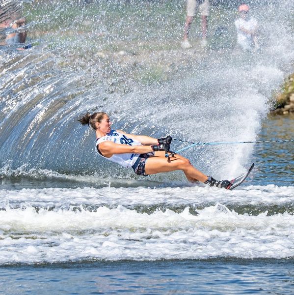 slalom monoski waterskiing