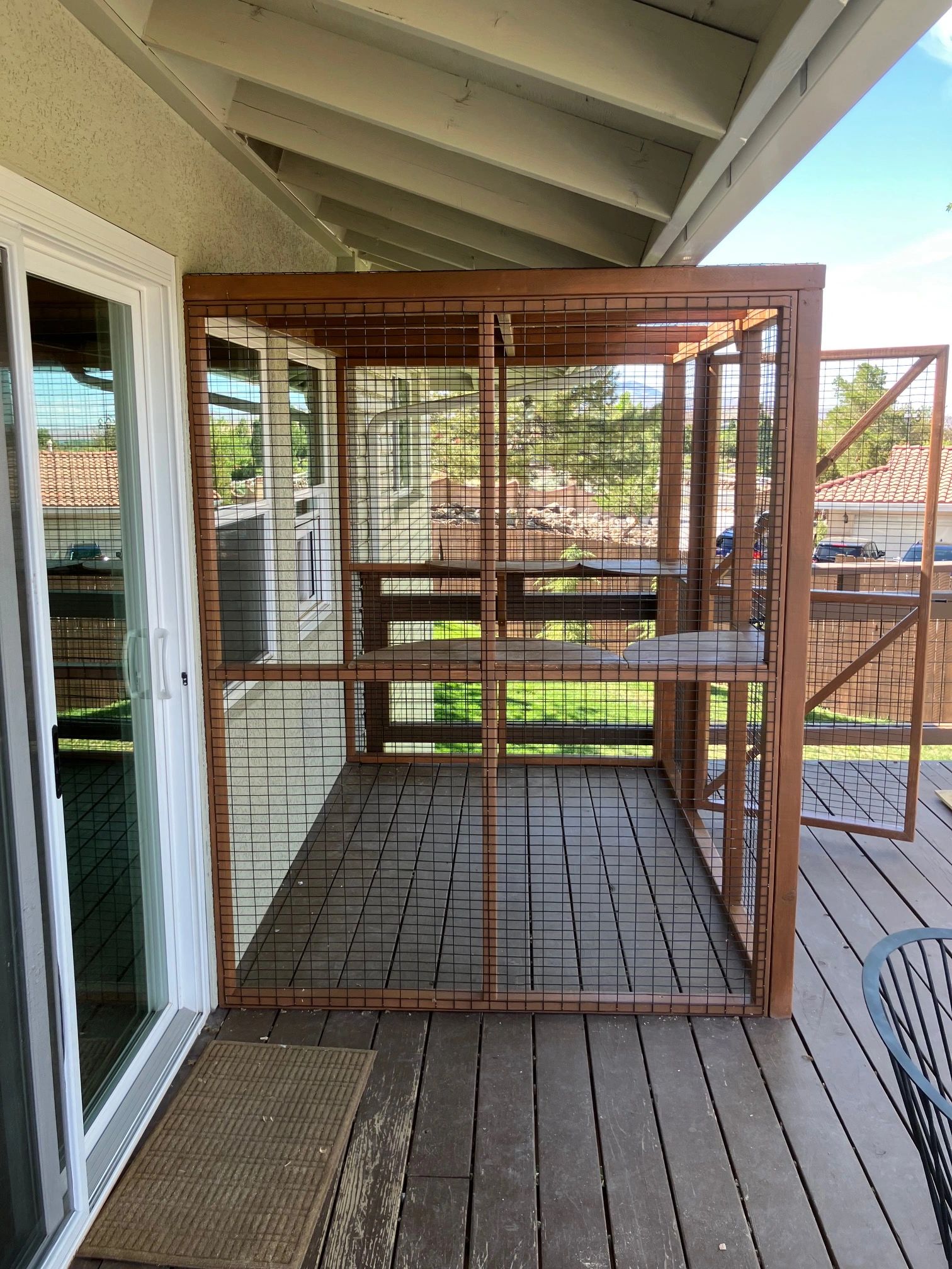 PORTBABLE PET ENCLOSURE .  TAKE ON YOUR NEXT OUTDOOR ADVENTURE.  A SAFE PLACE TO PUT YOUR DOG.