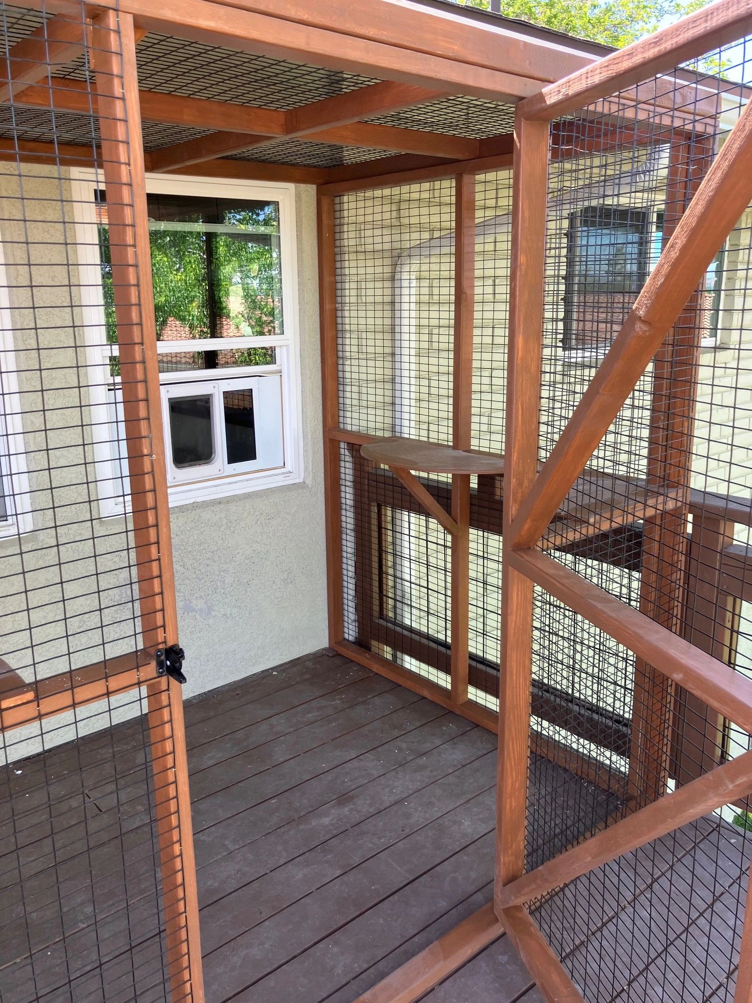 AN INSIDE LOOK AT A PORTABLE PET ENCLOSURE.  THIS ONE HAS LEDGES FOR YOUR CAT TO SIT ON.  