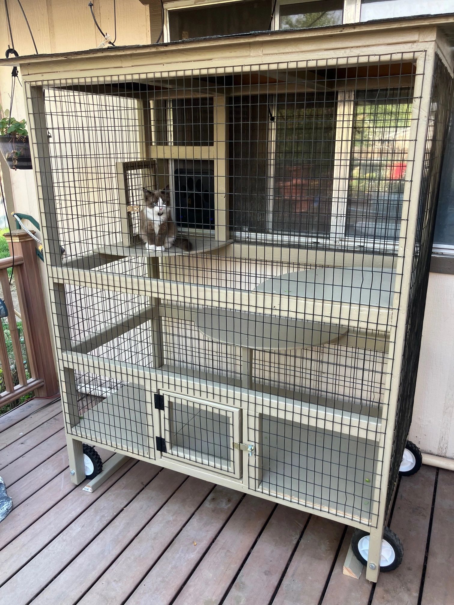 A NICE VIEW OF THE LARGE MOBILE WINDOW CATIO WITH WINDOW ACCESS.  CATIOS EQUALS HAPPY CATS.