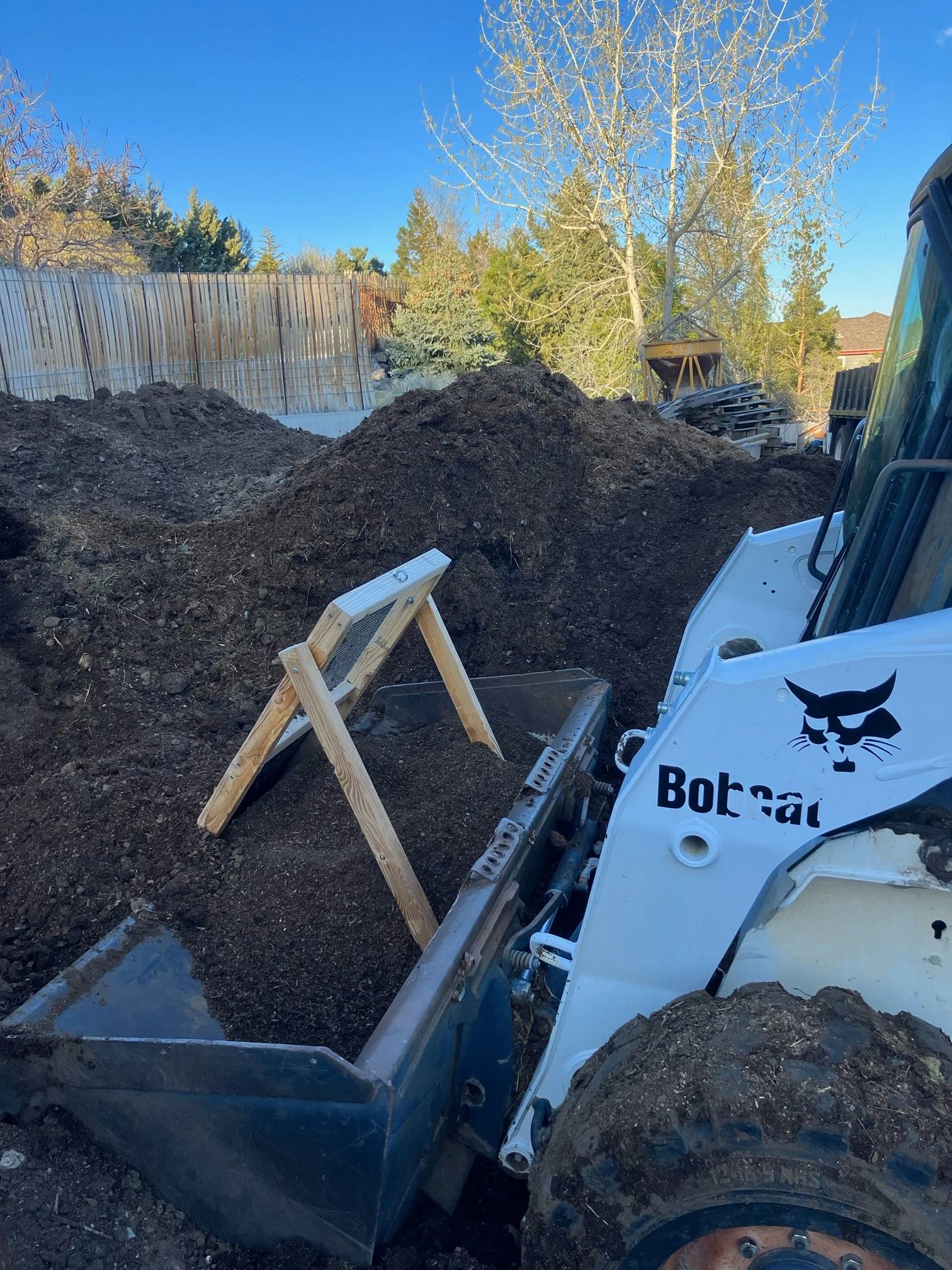 SOIL GARDEN SIFTER AT WORK. IT DOES A NICE JOB OF SIFTING DEBRIS FROM COMPOST. 