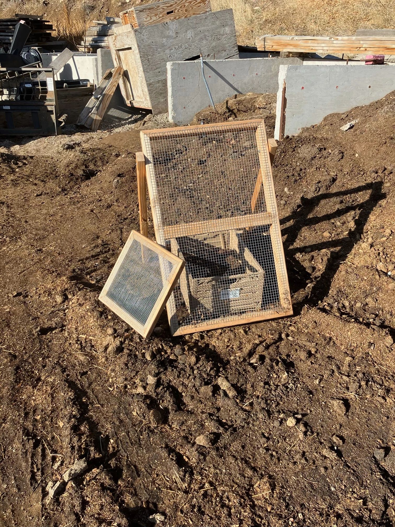 GARDEN AND BUCKET SIFTER.  USE FOR COMPOST, ROCKS, SEASHELLS, FOSSILS. SIFTS OUT PARTICULATES.