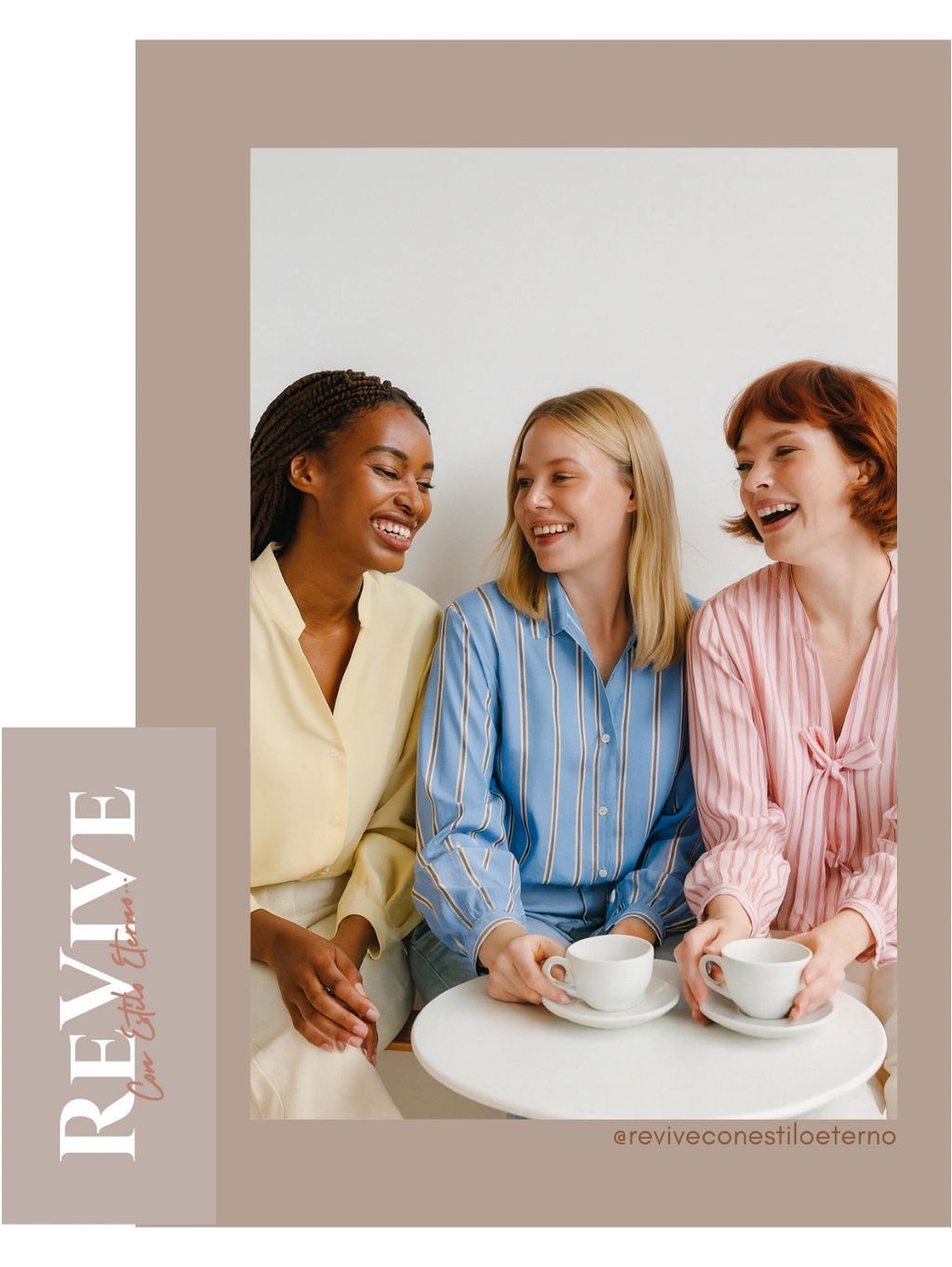Tres mujeres sentadas sonríen mientras sostienen tazas de café; visten blusas en tonos pastel.