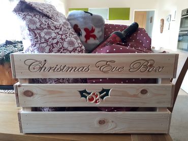 V carved Christmas hamper Scroll
46 x 31 x 24 cm