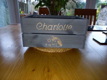 Plain carved crate (Unicorn)
23 x 31 x 14 cm 