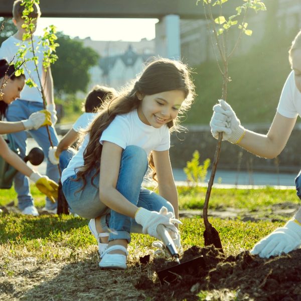 kids planting trees