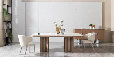 Comedor moderno. Mesa de madera con sillas modernas y buffet de madera.