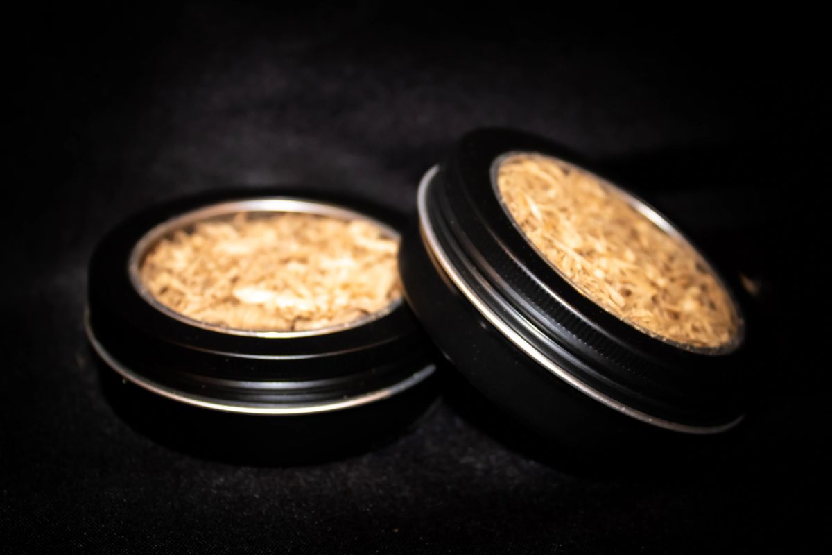Bourbon Soaked White Oak Smoking chips (2 tins 4 oz each)