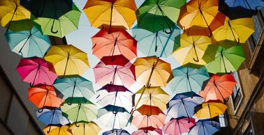 Des parapluies comme une bulle protectrice.