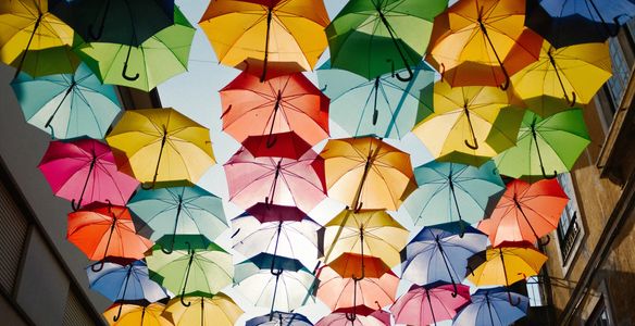 Des parapluies comme une bulle protectrice.