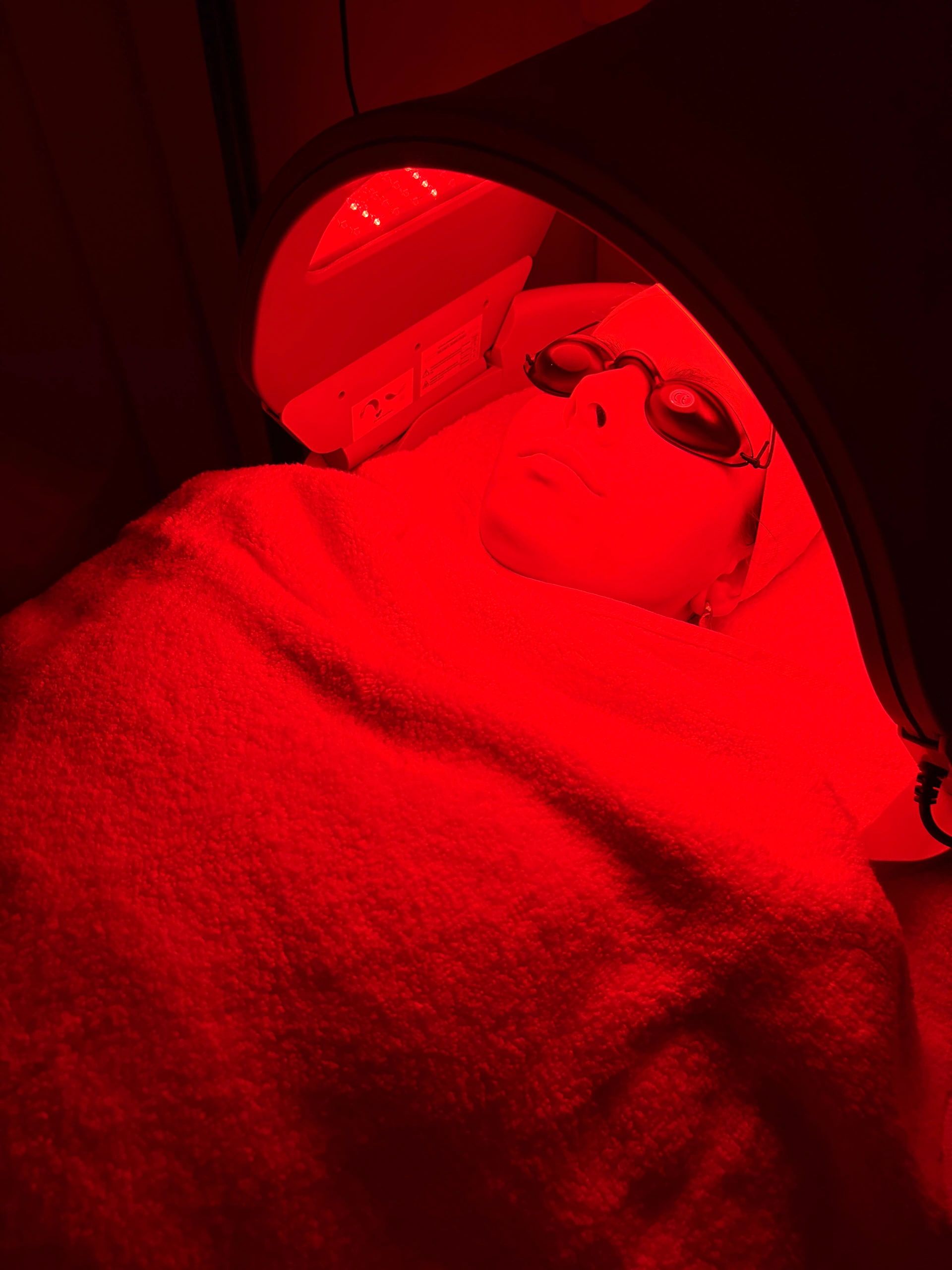 Dermalux LED Light Therapy
A non-invasive, medical-grade treatment that rebuilds collagen 