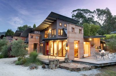 The two-storey villa is surrounded by decking and has a first-floor balcony with spectacular views to Mt. Bogong. The ground floor deck and bbq area has private screens and tables and chairs where you can sit and relax looking at the garden. 