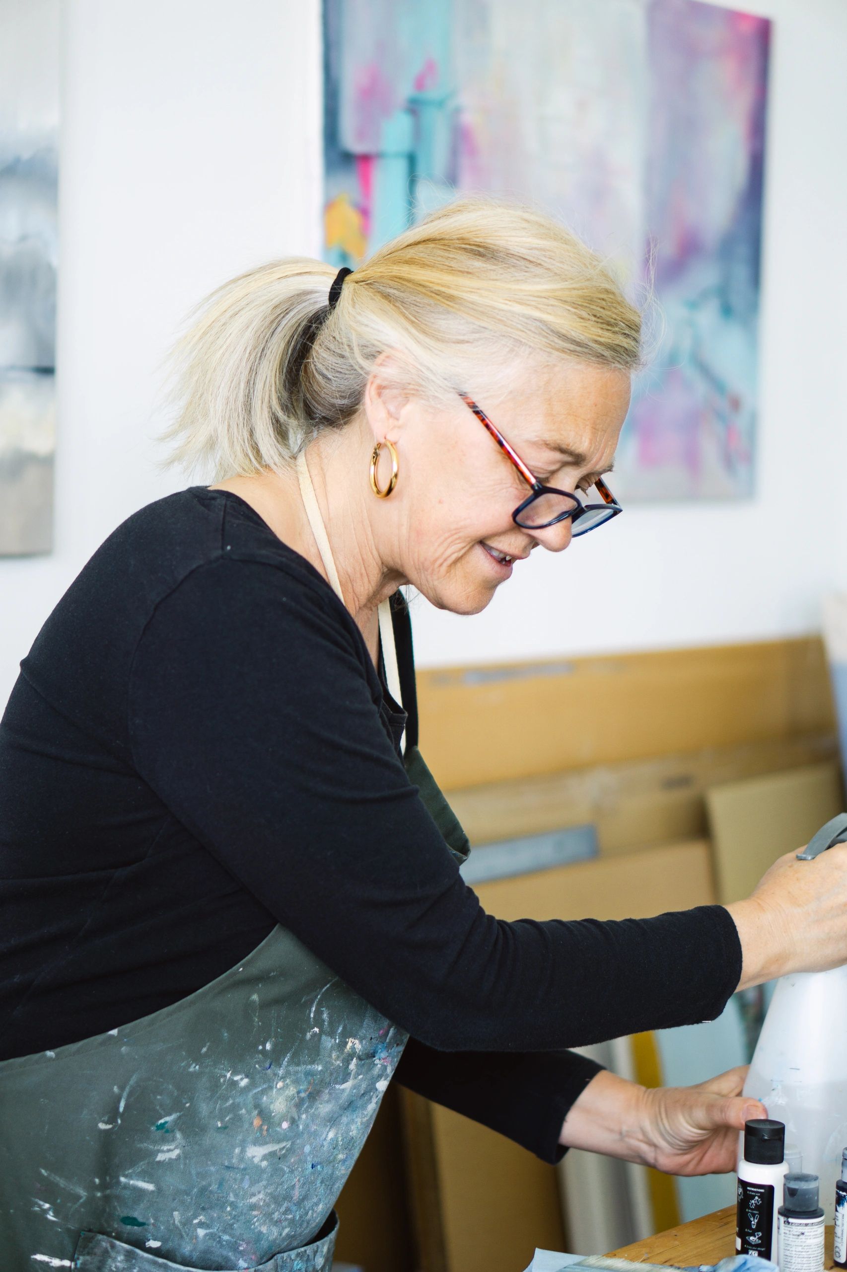 modern portrait of Devon artist in their studio by Felicity Billen
