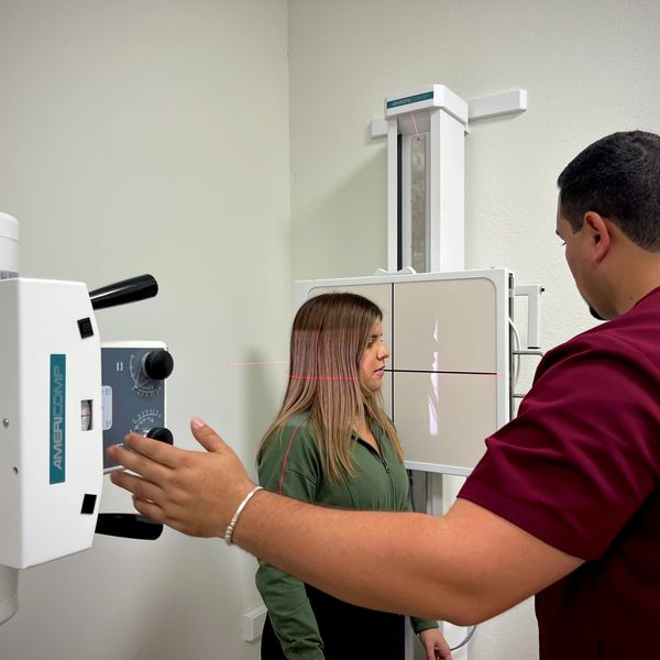 Dr. Luis Torres utilizando X-ray en Optimal Spine Chiropractic - Quiropractico Guayama