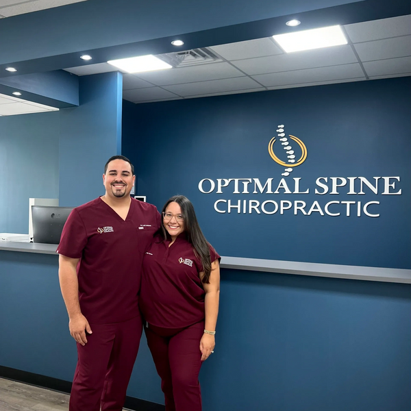 El Dr. Luis Torres y la Dra. Gabriela Torres en Optimal Spine Chiropractic - Quiropractica Guayama