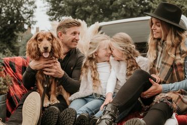 family and puppy 