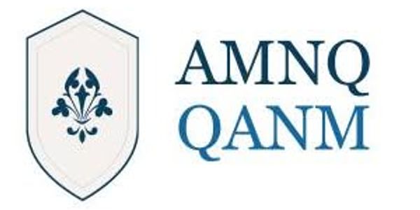 Logo AMNQ QANM avec un blason et une fleur de lys stylisée.
