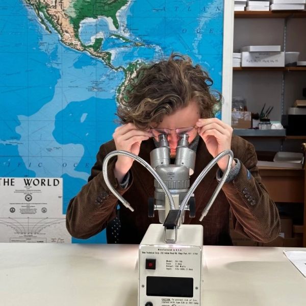Johnathan Crumm Coastal Archaeology Lab University of Oregon using microscopy to sort zooarcheologic