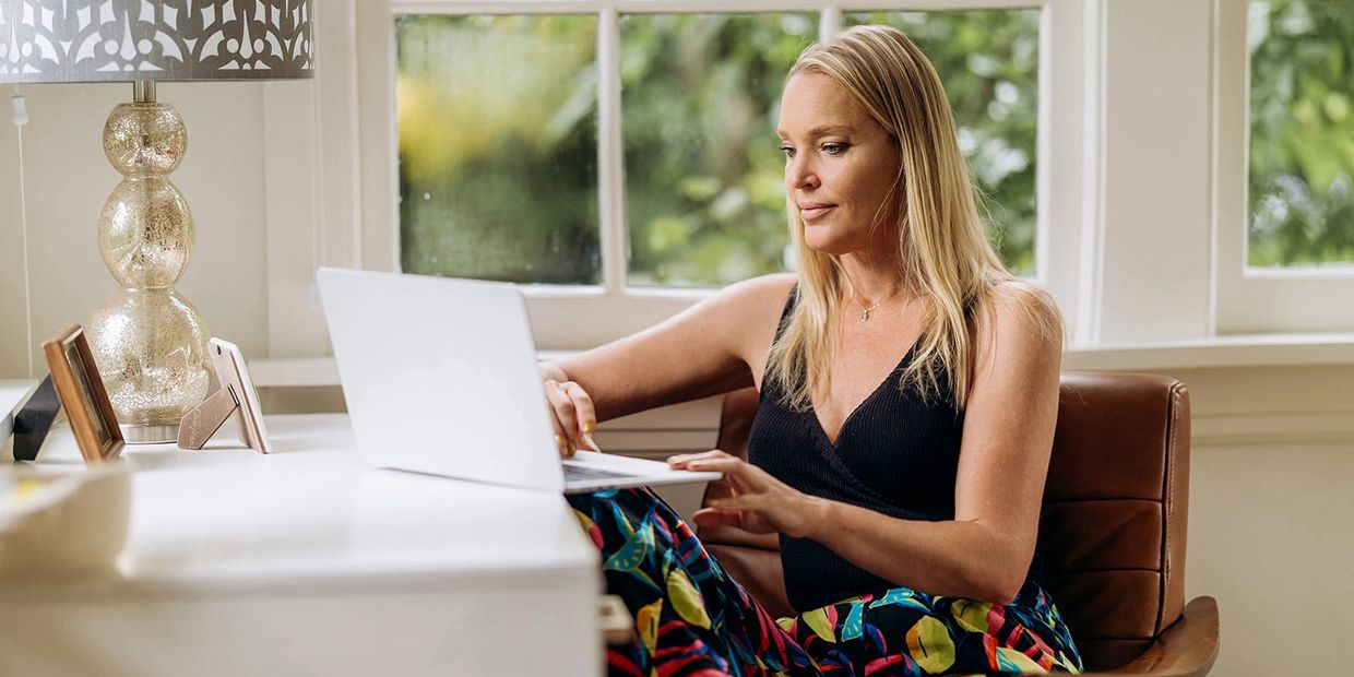 Elsie Ramsey with laptop