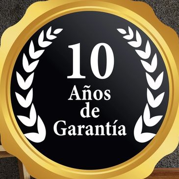 Etiqueta dorada con texto en español sobre precios.