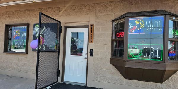 vape lounge CLOUDS Vapors & Lounge