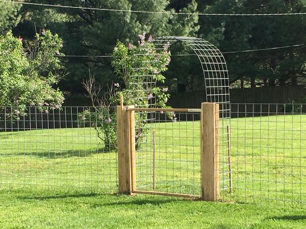 Wire fence with wood to surround backyard near Lexington, Kentucky
