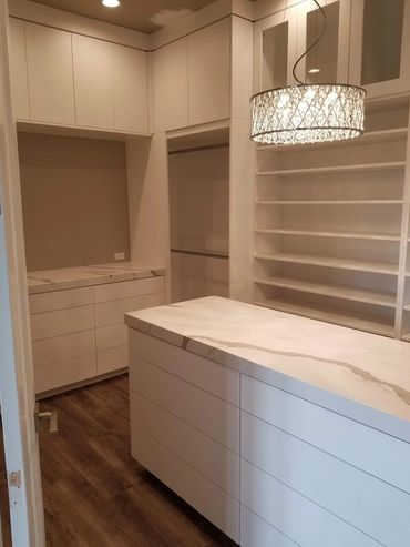White closet with island and shelving
