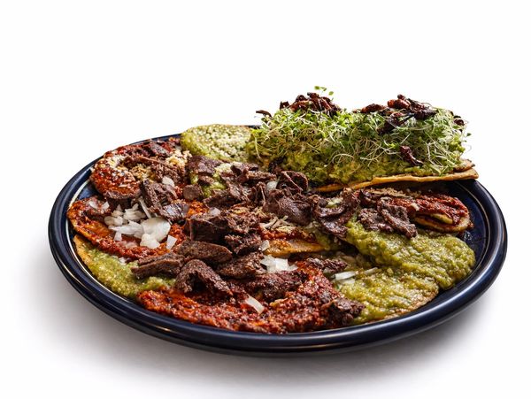 Chalupas poblanas con cecina artesanal 