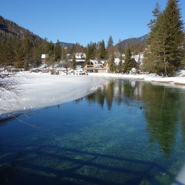 Jezero Jasna kopanje v ledeni vodi