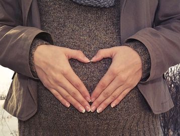 Heart-hand-over-pregnancy-bump