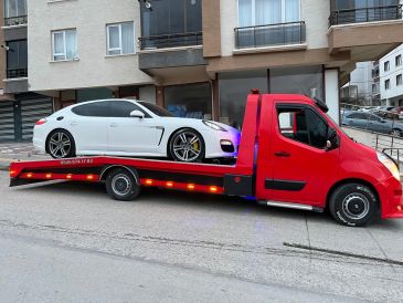 Beyaz spor araba kırmızı çekici üzerinde.