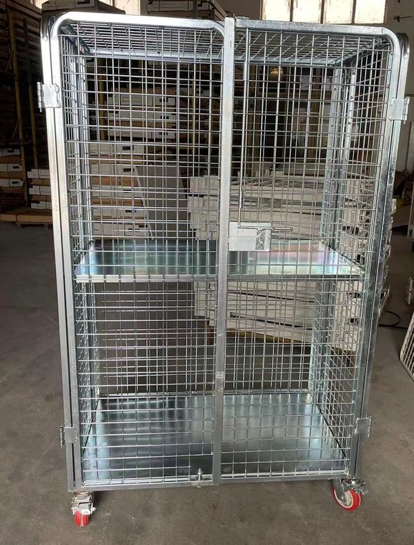 Mobile roll cage with durable locking mechanism.
