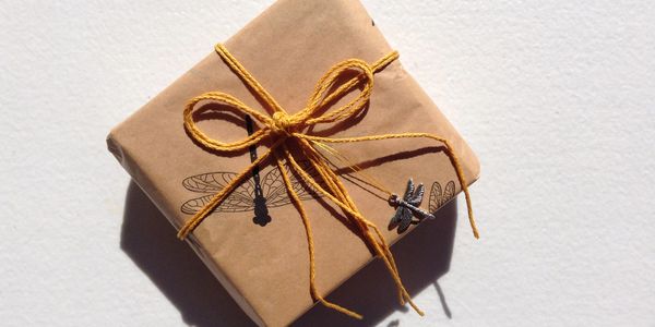 Emballage cadeau Féebellule. Chaque achat de la boutique de cadeaux est emballé avec soin