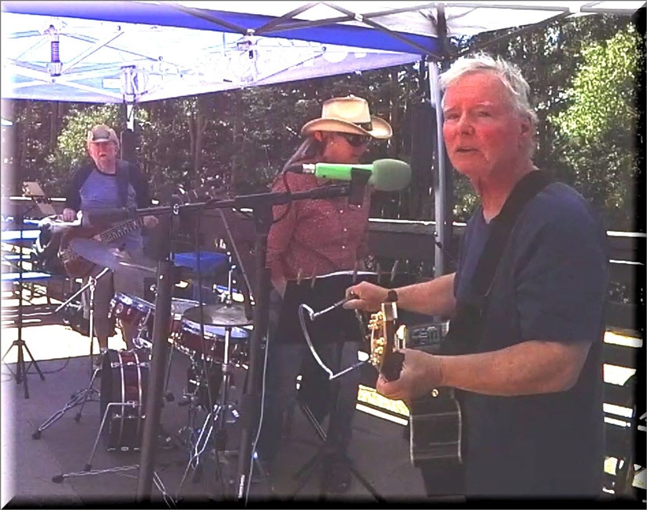 (Left to Right)
Steve Folger on Bass/Vocals
Bobbi King on Drums
Ed DeCaro on Guitar/Vocals/Harmonica