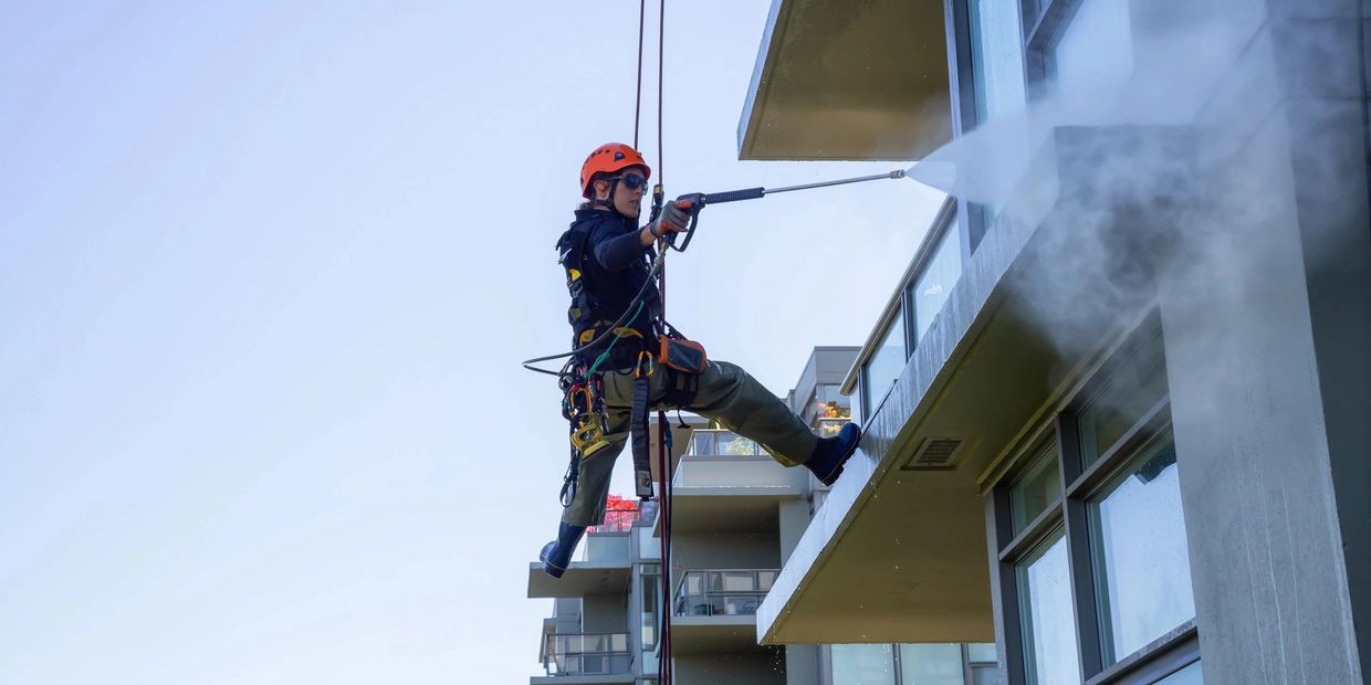 Limpieza de fachada con tecnica de trabajos verticales