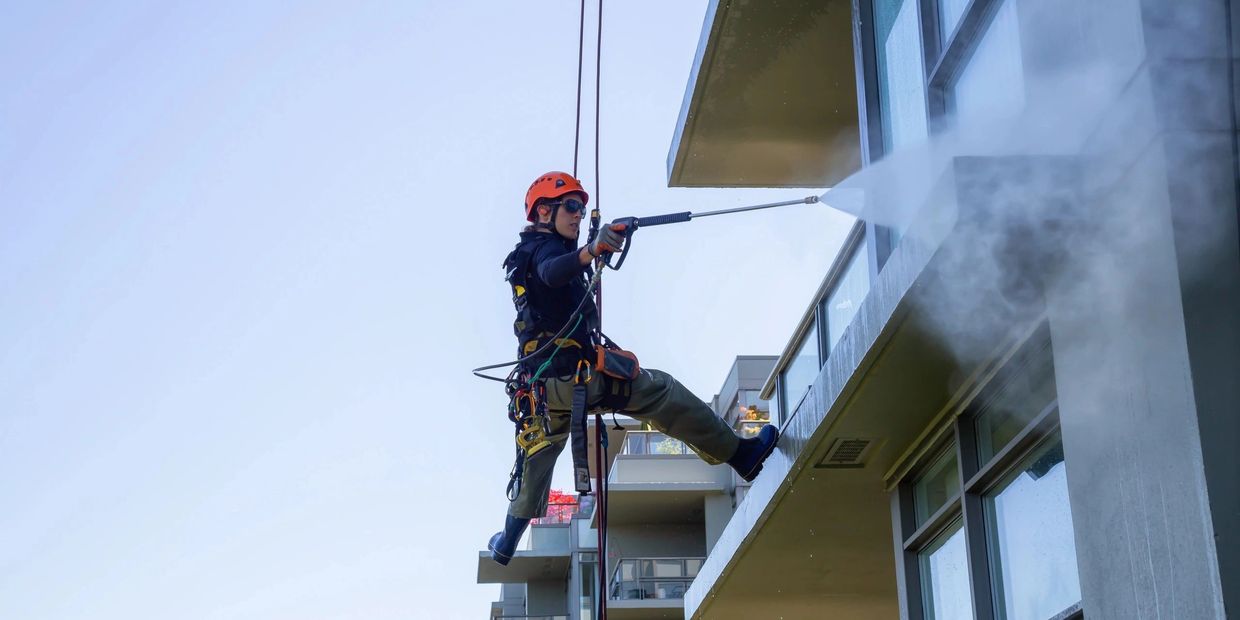 Limpieza de fachada con tecnica de trabajos verticales