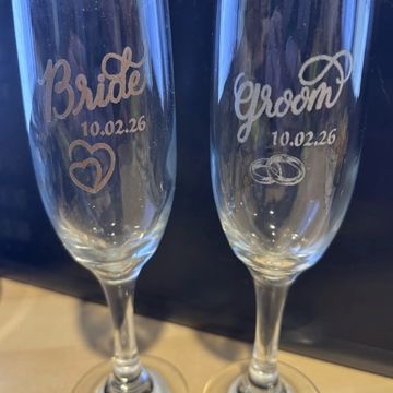 Wedding champagne flutes engraved with "Bride" and "Groom" and the date 10.02.26.