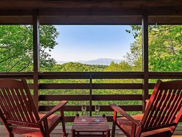 Cabin vacation rental in Sevierville, TN near Dollywood.