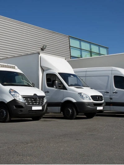 Des Camions de l'entreprise gare sur le parking
Tout Débarras
vider maison 
tout debarras
debarras 