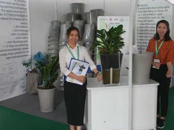 Hai phụ nữ đứng bên cây trồng trong nhà.