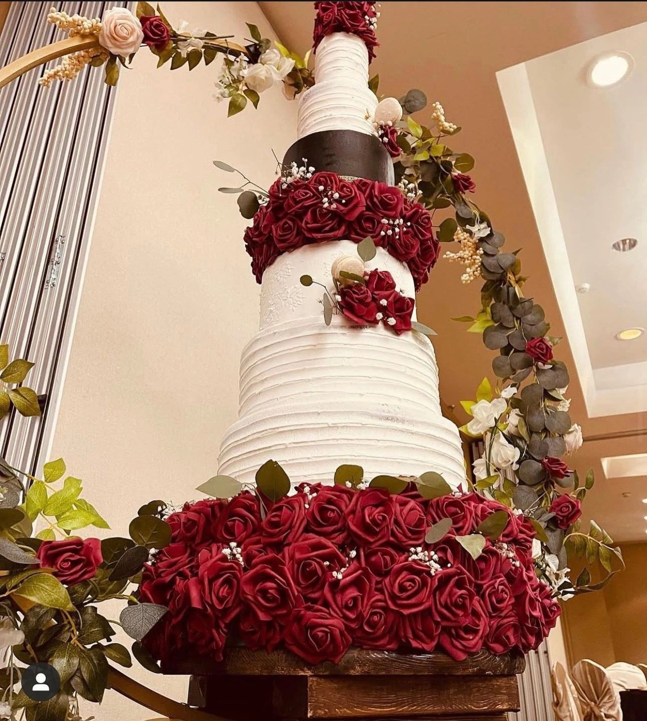 Red rose Elegant wedding cake