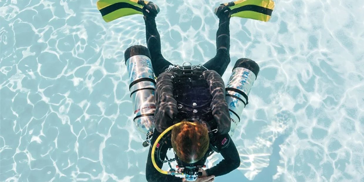 Sidemount diver
